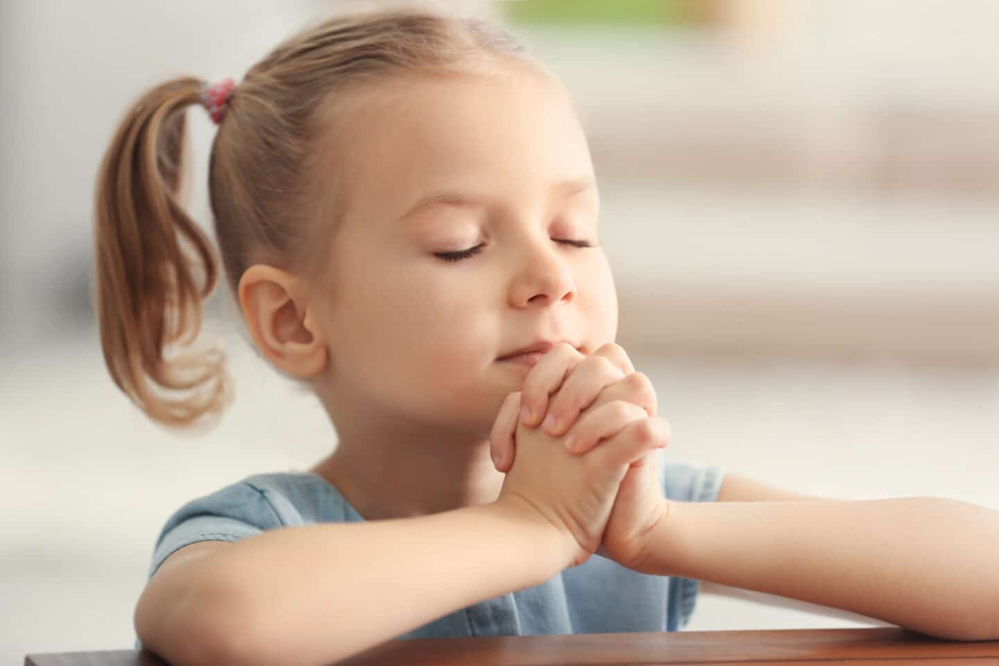 little girl praying